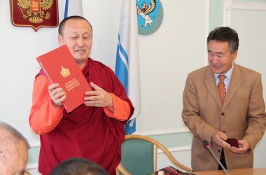 c_380_250_16777215_00_images_stories_2015_vstrechi_lama_kurultay07.09.15_book.jpg