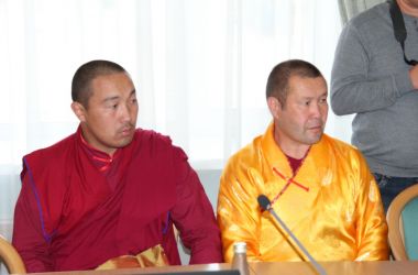 c_380_250_16777215_00_images_stories_2015_vstrechi_lama_kurultay07.09.15_buddistes.jpg