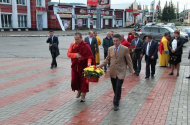 c_380_250_16777215_00_images_stories_2015_vstrechi_lama_kurultay07.09.15_flouwers.jpg