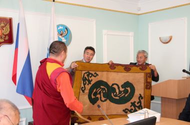 c_380_250_16777215_00_images_stories_2015_vstrechi_lama_kurultay07.09.15_kover.jpg
