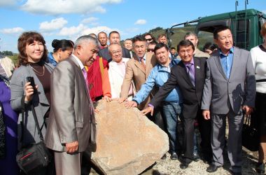 c_380_250_16777215_00_images_stories_2015_vstrechi_lama_kurultay07.09.15_stone.jpg